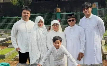 Fuji dan Keluarganya Ziarah ke Makam Bibi dan Vanessa Angel, Saling Menguatkan Satu Sama Lain