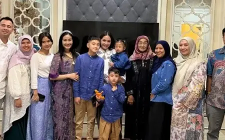 Raffi Ahmad dan Nagita Slavina Halal Bihalal di Rumah Iis Dahlia