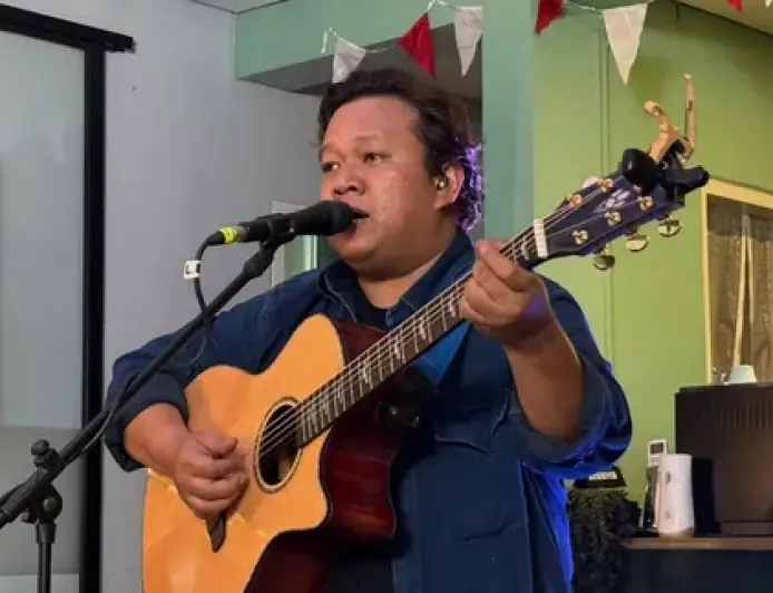 Bosan 16 Tahun Akustikan, Amir Jahari Awali Era Baru Lewat Showcase 'Sebuah Puisi' di Jakarta